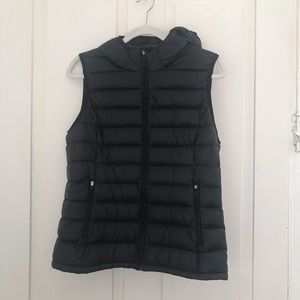 Tna dynamic vest in black.